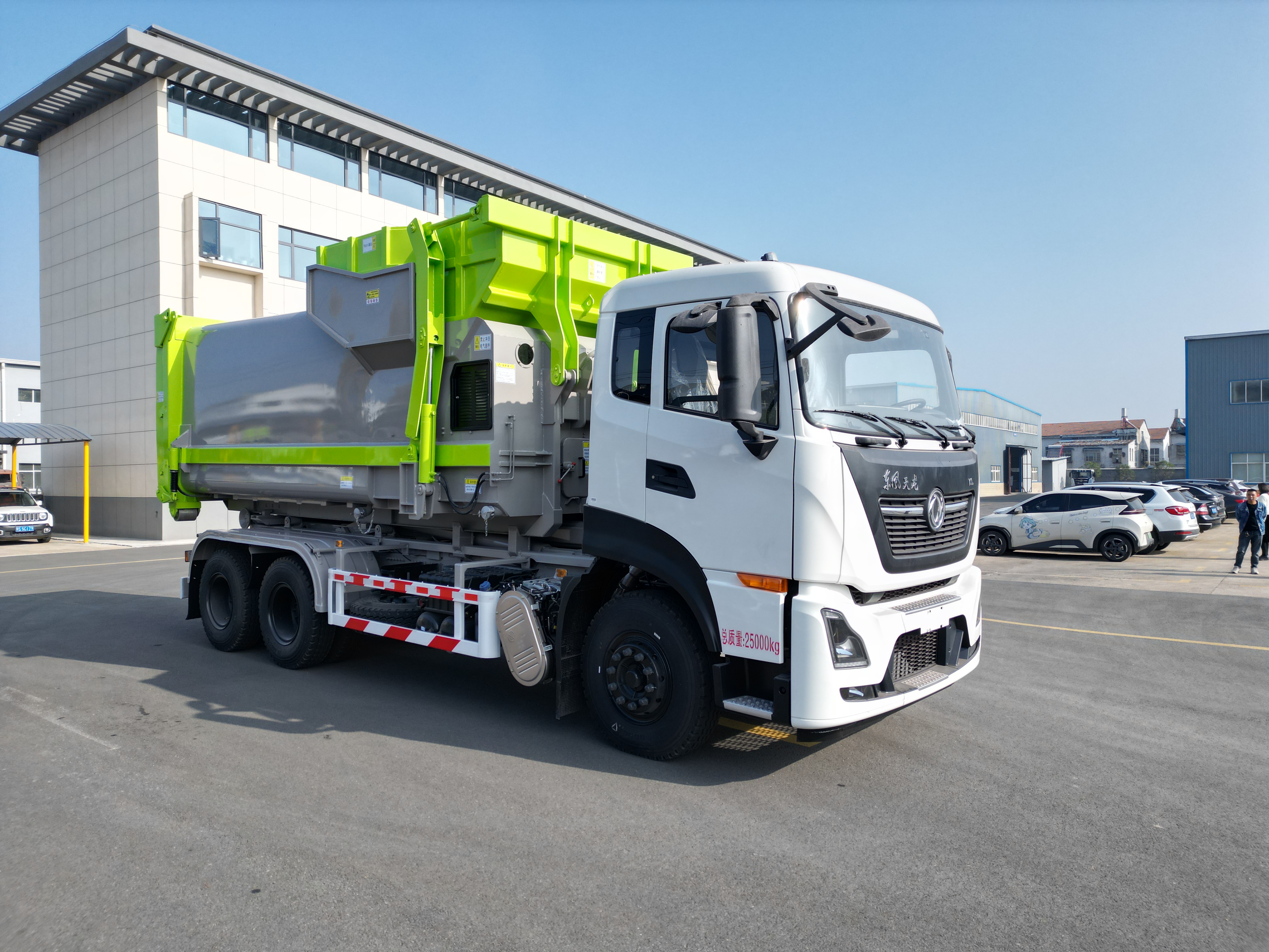 東風(fēng)天龍勾臂車(chē)、18方移動(dòng)壓縮垃圾站批量出貨啦